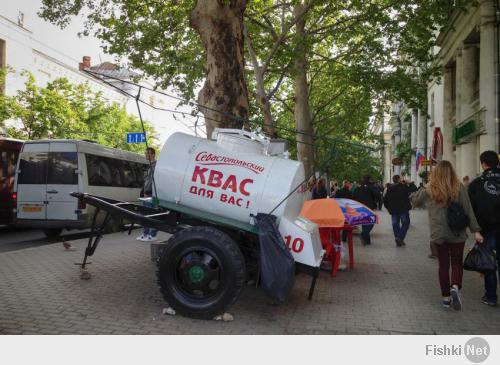 Надпись "севастопольский" явно намекает на противопоставление заокеанскому конкуренту