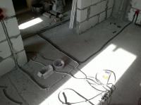 Провода так нельзя укладывать в полах. Не должно быть прямых углов.
На ваго монтировать можно только освещение, все остальное - скрутка, в каробке либо орехи.
Провода ввг-нг 1.5 свет 2.5 розетки и так далее по потреьностям. УЗО меняем на диф, цена разницы 200 р.
Свет в ванную на отдельной линии на УЗО как и розетки.
Протяжка кабеля в гофру 400 метров 2.5 квадрата в 16 на даче за 30-40 минут.