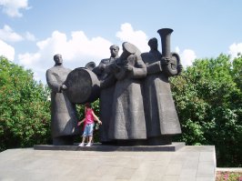 Липецк, памятник военным музыкантам. 
Надпись мелом на барабане: "The Beatles".