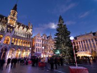 В этом году у нас другая Елка из Латвии . На прошлой неделе с сыном гулял там хотя и живу в 2.5 км но проблема с парковками и туристов много . Вышли выпили глювайн и закусили вафелькой :)