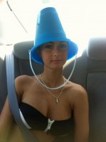 Бывают красивые девушки которых даже ведро не испортит :)