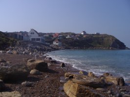 Это черные и белые скалы .