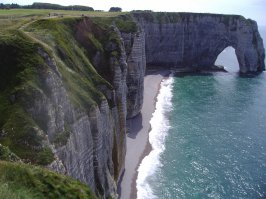 Это черные и белые скалы .