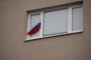 "Все эти буквы из статьи не дают точной трактовки закона. Что значит "могут быть подняты"?"
Вот русским студентам в Литве  больше всех было надо проверять как литовцы трактуют закон. 
А закон, если что, звучит так: "флаги могут быть вывешены только возле, над, и на зданиях иностранных дипломатических представительтв ... " и так далее.

"Флагшток во дворе - это одно, а настольный флажок - совсем другое."
Прикрепил фотку настольного флажка. 

"Что теперь флаги других стран по телевизору пикселями закрашивать"
Закон не про телевизор, а про флаги на заниях.

"то обвинение бы конкретное сразу предъявили"
Вот именно, ход делу не дали. Хотя при желании, имели полное право. Сказали дуракам убрать от греха подальше и всё. 

"В общем бла-бла-бла - все что они могут, судя по всему, хоть и не приятное"
Вместо того, чтобы радоваться, что всё кончилась бла-бла-бла, начали говно колыхать.