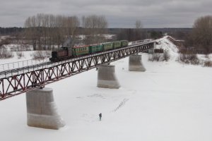 В детстве катались на крыше подобного узкоколейного поезда - незабываемые ощущения опасности и восторга, особенно когда поезд идёт по узкому мосту в паре десятков метров над рекой и с крыши вагона самого моста не видно: кажется, как-будто летишь над рекой :)