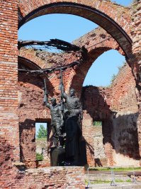 Интересное место. На улице +33, под королевской башней (внешняя у дворика с садом) на стенах лёд и в футболке долго находиться чревато. Говорили, что там боеприпасы хранили и по время боя наверх поднимали - незавидная работа.

От города недалеко, из Шлиссельбурга туда гоняет катер летом.
Немного добавлю для атмосферы.