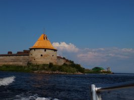 Интересное место. На улице +33, под королевской башней (внешняя у дворика с садом) на стенах лёд и в футболке долго находиться чревато. Говорили, что там боеприпасы хранили и по время боя наверх поднимали - незавидная работа.

От города недалеко, из Шлиссельбурга туда гоняет катер летом.
Немного добавлю для атмосферы.