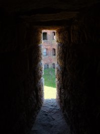 Интересное место. На улице +33, под королевской башней (внешняя у дворика с садом) на стенах лёд и в футболке долго находиться чревато. Говорили, что там боеприпасы хранили и по время боя наверх поднимали - незавидная работа.

От города недалеко, из Шлиссельбурга туда гоняет катер летом.
Немного добавлю для атмосферы.