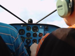 Не совсем над городом: вокруг Кронштадта и над дамбой. Да и при рулении пилот в любой момент мог перехватить управление. Ничего кроме автомобильных прав и удостоверения туриста-краеведа :D Это аттракцион такой, довольно бюджетный.