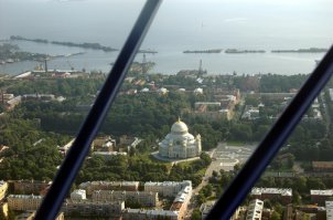 Не совсем над городом: вокруг Кронштадта и над дамбой. Да и при рулении пилот в любой момент мог перехватить управление. Ничего кроме автомобильных прав и удостоверения туриста-краеведа :D Это аттракцион такой, довольно бюджетный.