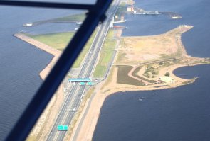 Не совсем над городом: вокруг Кронштадта и над дамбой. Да и при рулении пилот в любой момент мог перехватить управление. Ничего кроме автомобильных прав и удостоверения туриста-краеведа :D Это аттракцион такой, довольно бюджетный.