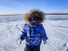 Скорее всего думал про омуля, но назвал корюшкой.
А у нас уже тяжко, лед на прошлых выходных 1,5 метра, слишком много лунок не пробуришь. Да и сынка бы замерз у меня в -30 в одеянии что на фото, но уже берем с собой в его полтора года =))))