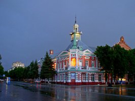 Живу в Ростове-на-Дону. Но родился, учился и вырос в маленьком провинциальном, тихом городке - Азов, Ростовской области от Ростова примерно 30 км. (население примерно 80000 человек)(к украинским группировкам не имеет никакого отношения). Азов, я люблю тебя!