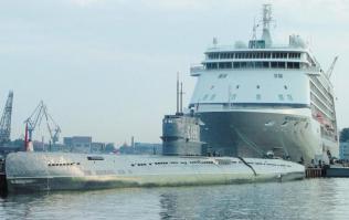 На фото набережная Лейтенанта Шмидта в Санкт-Петербурге, туда часто круизные лайнеры причаливают, видимо для сравнения масштабов сделали.