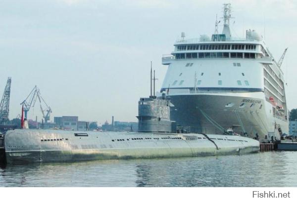 На фото набережная Лейтенанта Шмидта в Санкт-Петербурге, туда часто круизные лайнеры причаливают, видимо для сравнения масштабов сделали.