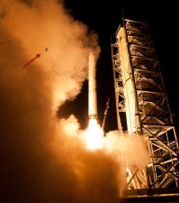 К технике безопасности у американцев пофигистское отношение: страховка компенсирует. Вот, например, снимок последствий стояния недалеко от места запуска ракеты. Почувствуй себя ненадолго астронавтом.