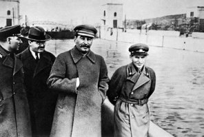 Покопался в биографии руководителей советских органов безопасности во время руководством Сталиным СССР. 
БОЛЬШИНСТВО были расстреляны в период 37- 54 г. Руководители 20х годов посмертно реабилитированы. Рыков, Белобородов, Толмачёв, Ягода, Ежов, Агранов, Фриновский, Берия, Меркулов, Абакумов... Не уверен, что умершие своей? смертью Дзержинский и Менжинский избежали бы конвейера.Получается, что начальник силовиков объявлялся изменником, вредителем, палачом: расстрелять товарища Х. Ставился новый, рубил даже с большим азартом, уничтожал предшественников, а затем сам подставлял лоб сменщику и т. д. И только лучший друг физкультурников один догадался заранее опровергнуть клевету про свое руководство избиением страны. Заодно положу здесь факты о работе Сталина по "укреплению" кадров командного состава армии перед Великой Отечественной . Не знаю как вы, а я действительно другой такой страны не знаю.
День смерти Сталина 5 марта достоин стать праздничным для России. Ведь в этот день прекратили крутить ручку гигантской мясорубки, свинченной, раскрученной и постоянно смазываемой им более 25 лет. По инерции она прокрутилась еще год, домолов последних сталинских поваров и практически остановилась. И советские люди с удивлением и недоумением увидели, что ничего страшного со страной без профилактических и регулярных казней не происходит. Не стали все вдруг взрывать, шпионить, травить воду в колодцах. Оказалось, что человек может работать и созидать на благо Родины без ломания ему суставов и челюсти, без стимулирования заключением его близких родственников, без постоянного стресса из-за шныряющих вокруг английских шпионов...