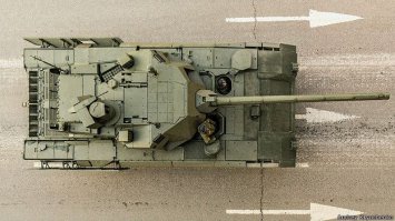 То что в бронекапсуле Арматы не предусмотрен люк в днище я читал в нескольких местах, в т.ч. и на Фишках, вот например . Закидайте меня ссылками на его наличие, я не нашел.
Так как в посте лютуют арматофилы, то мое мнение в этом комменте. Самой правильной на сегодня считаю концепцию Меркавы: сочетание сверхзащищенного танка и БМП. Основное использование танков в Сирии, Израиле, Чечне, Донбассе...: поддержка штурма укреплений защищаемых как правило ручными ПТУР. При этом очень важно взаимодействие танков с атакующей пехотой: подавление точек, проламывание проходов, прикрытие броней десанта, эвакуация раненых и т.п. Меркава с ее крупной проекцией и кормовыми люками отлично подходит для этого. Ее защита и оружие в отличии от БМП позволяет залезть в гущу боя. Возможно Армата будет отлично воевать и обороняться от танков и вертолетов, но как танк поддержки штурма пехотой укрепрайона не самый удачный, а это думаю >90% боев танка...
Возвращаясь к концепции закукленности экипажа. С учетом толщины брони получился небольшой объем отсека на трех человек, в котором они могут проводить часы в ожидании атаки. А в то же время израильский полковник рассказывает, что на выезде он предпочитает спать в Меркаве.