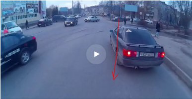 на мой взгляд ситуация не стоит ломаного гроша. Можно было и не давить первый клаксон и не крутить акселератор при повороте впереди идущей машины на право. мопед могло быть реально не видно из-за ауди 80, которая поворачивала и он сам это не учел. хорошо что это был не мотоцикл, думаю будь дури побольше вошел прямо бы в бочину. хорошо что хорошо закончилось