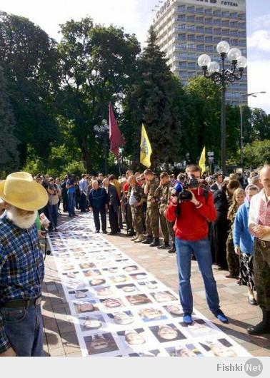 В Киеве Дорожка между активистами в украинский парламент выложена портретами депутатов. Люди требуют перевыборов Рады