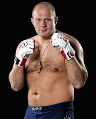 Рельеф смотрится неплохо, но в чем его толк? Сам раньше из тренажерки не вылезал. А потом понял, что в драке гора мышц - это больше минус, чем плюс. Пошел на бокс. Да, потерял в форме, но выиграл в скорости, выносливости и умении.

Как подтверждение - фото Фёдора Емельяненко. Пусть Frank Medrano попробует против Емельяненко на ринг выйти :) Мышци не главное.