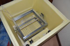 Себестоимость не считал, но, в принципе, не много. Дороже, чем покупной, конечно, но зато с "фенечками" :)
Готовый купить намного проще, НО! 
1) В процессе постройки инкубатора участвовали мои пацаны (3 и 5 лет). Им было за счастье с папкой что-то сделать. А когда вещь сделана своими руками - результат в разы приятней. Да и к инструменту надо пацанов с измальства приучать. Мужики ж растут.
2) Решил посмотреть что такое контроллеры. Потому взял ардуинку. Довольно неплохая весчь, я Вам скажу. Можно заточить под различные задачи. И потом этот опыт может для чего-нибудь пригодится (хочу сделать умную дачу)
3) Возможность масштабировать. При желании поворотный механизм можно адаптировать и в другие корпуса. Видел, как собирали инкубаторы из старых холодильников. Но там поворот платформы ручной был. А здесь полная автоматика.

Самый главный, это пункт №1.

PS: Плата для релешек и пр. автоматики пока ещё травится, ардуинка стандартная. Тестировал на макетной плате - всё работает. Впервые в жизни познакомился с контроллерами. Вставило! :)