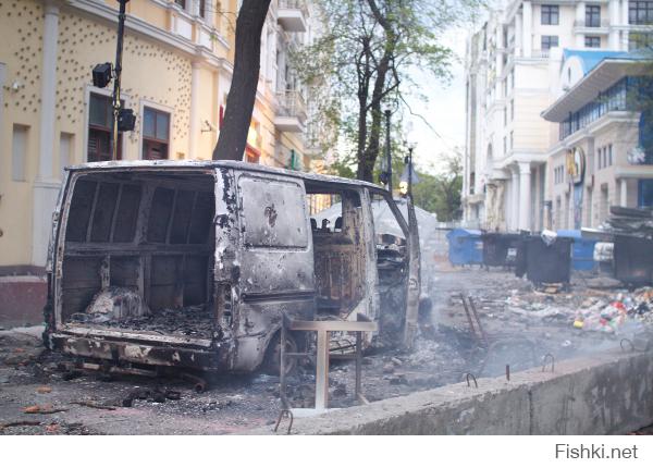 воу воу воу, повторю, я это видел. Видел, как это начиналось и видел, что происходило на Греческой. Не выдумал, а присутствовал там и пытался от Русского ТЕатра отогнать машину, которую, кстати, тоже задело. И прекрасно видел, как и ультрасы, и про российские (за спинами ментовки) стреляли. 

Я не считаю, что они кристально чистые. Но считаю, что подобные крайности - эти пид..сы, а эти герои - немного неуместны. 
На моих глазах "пророссийские" (именно те, кто были за спинами ВВшников и с повязками на руках) камнем прошбили голову человеку, который просто убегал от дороги. Насмерть. Этот тот самый первый, до огнестрелов. Гляньте на карте - улица Греческая 50, Лафа Хостел. Поймете. 

То, что было в Доме Профсоюзов. Как же вы прокоментрируете видео, где самооборона разбирает сцену и тащит каркас, что бы помочь людям с 2го и 3го этажей спускаться из здания? Если они их хотели "убивать". Я не отрицах, и там и там были больные, и просто провокаторы. Но не стоит поднимать эту тему. Разница между нами в том, что эту информацию я не из блогов получил (кстати, статью о которой речь - я читал, но там только разброс в том, что человек косвенно обвиняет именно "пророссийских" и их провокаторов), а от свидетелей и от "собственных глаз". 

Фото прилагается.

В моих суждениях и постах только одно есть - не надо крайностей. Все хороши. Я не отрицаю, что укльтрасы еще те перцы. Но и "пророссийские" провоцировали. Сейчас Одесса по этому поводу любых подоных затыкаетсразуже. И дело тут не в отношении к России или россиянам. Россиян там из отдыхающих более чем достаточно, даже не смотря на запрет въезда от 16ти до 60ти лет. Это уже отношение к подобным людям, которые начинают "гнать" на окружающих. Знаете, удовольствие не из приятных, когда в твою сторону стреляют, и когда попадаешь под раздачу толпы.