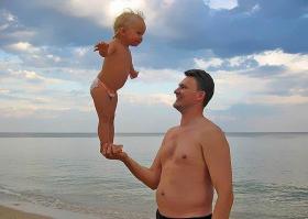 Да откуда вы таки посты переде б#####.
Сейчас напишу.

Все что написано является бредом потому что....

1. Женщины соперницы.
2. Даже мать с дочерью в определенный момент становятся соперницами, и если не ненавидят друг друга то точно очень напряжены.
3. Отцы могут говорить, что хотят парня, но на самом деле они больше любят дочерей.
4. Дочери подсознательно ищут мужа похожего на отца.
5. Говорить, тем более утверждать у кого больше связь с ребенком смешно и проверить или доказать что-то просто не возможно,отвечу за себя, не раз чувствовал что с дочкой что-то не так...
6. Остальное все что написано в верху можно отнести и к отцам.
7. Не знаю как у кого, но когда у моих знакомых (женского пола) происходили большие проблемы, а не розовые сопли, то первым делом бежали к отцу...
8. Только при разводе мать не дает общаться с отцом, а вот на оборот это не происходит.