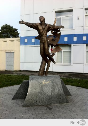 Памятник В.С.Высоцкому возле Одесской киностудии..