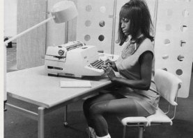 Половина фоток звездеж и провокация. Взято из буржуйских аналогичных сборников про секретарш и девок среди компьютеров середины прошлого века.
Наши тоже есть, но 50 на 50.
Вот кто Гугль нарыл от 2009 года на буржуйском сайте 
Странно, что не все подряд фотки в СССР впихнули, вот например неплохая секретарша была бы.