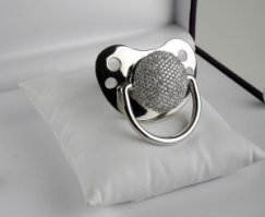 На запрос у гугля "элитная соска" её фотки еще не выходят. Восновном банальности: