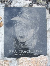 Горы красивые ,но опасные.
Памятная табличка под Птицей