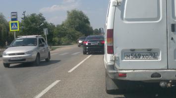 любимое правило, лучше дать таки дорогу дураку и ехать дальше спокойно! сегодняшний день, один по встречке чешет, другой по обочине.... и это два фото а таких за час стояния в пробке было много!!!