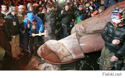 нашел на просторах интернета
В украине сносят памятники Ленину, Ильич в 1922 году подарил украине восточные русские земли. Вывод: укропы-долбоёбы.