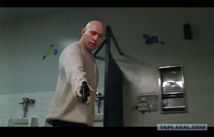 Вот так с фашиствующими украми поступать надо, по тихому - в сортире!