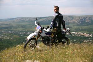 Живу в Крыму. Сам ненавижу такое свинство. Периодически провожу чистки таких мест поклонений. Что только не вешают на деревья: старые носки, убитые кроссовки, нижнее белье и прочую дрянь. У самого есть правило - оставляю после себя только следы от колес моего мотоцикла на дороге.