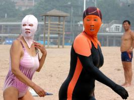 Станьте в пол-оборота, лицом повернитесь к камере, чуть приподнимите подбородок