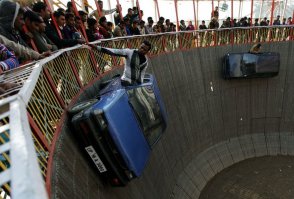 Аттракцион "Колодец смерти" в Непале