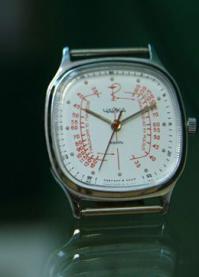 Люди, объясните пжалста, токмо праздного интереса ради, что за циферки и деления в красных сегментах, ничего со своим зрением разобраться не могу, разумею токмо, что часы для медработников, на что указывает змея с рюмкой на двенадцати часах ("теща, пьющая кровь", как шутили тогда). А для каких целей это все использовалось? Измерения АД, пульса? ХЗ!