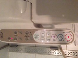 Я в Сеуле тоже почти на такой в гостинице нарвался :)  и также баловались))