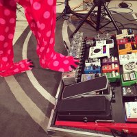 Это вы еще ее педалборд не видели (правда не в этом видео)!