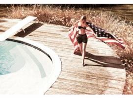 папа ****ись, а она кто? американка? бабло, твиты, инстаграмы, фотосессии с американским флагом.... не знаю, не знаю. по мойму ей место в америке. нечего тут светится