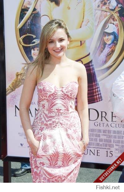 У Билла Гейтса, как и у несколько миллиардов других людей, есть дети. Его старшую дочь зовут Дженнифер Кэтрин Гейтс, и некоторая часть Интернета, кажется, думает, что она выглядит так же, актриса Рэйчел Ли Кук.Проблема в том, что она выглядит лучше, чем Кук, люди просто подписывают фотографии Дженнифер как будто это Кук. Поиск ее имени на Google Image Search дает целую страницу фотографии Рейчел, однако большенство - это фотографии Дженнифер.

Иначе говоря троллинг зашел слишком далеко.  с 2011 года все пытаются сделать из Дженифер Рейчил и в итоге так и произошло. Все думают смотря на фотографии Дженнифер Кэтрин Гейтс что это на самом деле Рэйчел Ли Кук. Повторюсь - Рэйчел Ли Кук страшнее. пользователь zxab очередной троль поддерживающий всеобщее интернет безумие