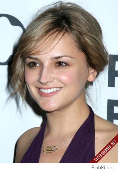 У Билла Гейтса, как и у несколько миллиардов других людей, есть дети. Его старшую дочь зовут Дженнифер Кэтрин Гейтс, и некоторая часть Интернета, кажется, думает, что она выглядит так же, актриса Рэйчел Ли Кук.Проблема в том, что она выглядит лучше, чем Кук, люди просто подписывают фотографии Дженнифер как будто это Кук. Поиск ее имени на Google Image Search дает целую страницу фотографии Рейчел, однако большенство - это фотографии Дженнифер.

Иначе говоря троллинг зашел слишком далеко.  с 2011 года все пытаются сделать из Дженифер Рейчил и в итоге так и произошло. Все думают смотря на фотографии Дженнифер Кэтрин Гейтс что это на самом деле Рэйчел Ли Кук. Повторюсь - Рэйчел Ли Кук страшнее. пользователь zxab очередной троль поддерживающий всеобщее интернет безумие