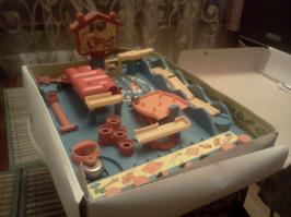 помню много игрушек. железную дорогу, футбол-хоккей, луноход на проводном пульте, электронную викторину, машинок-танков-пушек-пистолетов-автоматов.
а вот в детстве вот такую игру купили дружбану. поначалу соревновались с ним кто дальше пройдет, потом уже на скорость, по часам. 
очень уж запала она в душу. хочется даже самому сейчас смастерить похожую или даже более навороченный вариант.