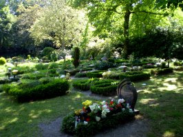 ну и правильно... а мне наши кладбища не нравятся.. такая жуть! даже бело-голубые оградки не спасают.. + беспорядочно.
И ходишь на эти кладбища с каким-то морозом по коже.
Не хочу сравнивать наше и заграничное, но все же.. Почему бы не сделать все приятнее, красивее, теплее, аккуратнее? 
Кладбище в Германии - я не знаю, как описать, но там действительно спокойно! такое знаете вовсе не жуткое спокойствие. Птицы поют. Туда идешь с легкими ощущениями. 
Я когда в первый раз увидела -  сильно удивилась -  так там красиво. 
Фото всего не отображает, не стала много фоткать.