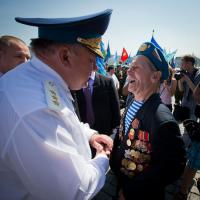 Пост - полное и откровенное ДЕРЬМО ! 
Большинство любит дерьмо по обсуждать и своего добавить .
Пьяные в дерьмо были конечно , - как на любом празднике или корпоративе .
Почему-то на корпоративе 8 Марта или Нового года - "люди перебрали"(танцуя голыми и кроша морду коллеге за не поделённую пьяную сотрудницу ), а если десантник или моряк - "пьяное быдло " ?
- Мода двойных стандартов ? Или " Все сброд , - только я человек ?" 
Большинство были трезвые , но надо же надыбать в интернете "жареные кадры " и выставить их как панацею. 
Почему не показать ветеранов ВДВ с их орденами и колодками ? Не мало мальчишек , по моим меркам , с медалями "За отвагу " и не знакомыми мне крестами , - не интересно - говна не вылить !?
А ещё у " Alkima " сложности с толкованием слов : селфи -фотоавтопортрет, заключающийся в запечатлении САМОГО СЕБЯ на фотокамеру.
КОРЯВАЯ ПОПЫТКА ЗАНЯТЬ СЕБЯ В ЛЕТНИЕ КАНИКУЛЫ
Выпить в этот день - не грех, но вести себя надо цивилизованно;а купание в фонтане- не результат пьянства, а давняя традиция( хотя многим непонятная и дикая, но властью официально разрешенная), хотя я не купался и не пил( за рулем ).
P.S. Фотки тоже взял из интернета.
Будьте здоровы, и мирного неба.
Гв. рядовой запаса, 104 полк ВДВ.