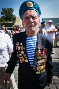 Пост - полное и откровенное ДЕРЬМО ! 
Большинство любит дерьмо по обсуждать и своего добавить .
Пьяные в дерьмо были конечно , - как на любом празднике или корпоративе .
Почему-то на корпоративе 8 Марта или Нового года - "люди перебрали"(танцуя голыми и кроша морду коллеге за не поделённую пьяную сотрудницу ), а если десантник или моряк - "пьяное быдло " ?
- Мода двойных стандартов ? Или " Все сброд , - только я человек ?" 
Большинство были трезвые , но надо же надыбать в интернете "жареные кадры " и выставить их как панацею. 
Почему не показать ветеранов ВДВ с их орденами и колодками ? Не мало мальчишек , по моим меркам , с медалями "За отвагу " и не знакомыми мне крестами , - не интересно - говна не вылить !?
А ещё у " Alkima " сложности с толкованием слов : селфи -фотоавтопортрет, заключающийся в запечатлении САМОГО СЕБЯ на фотокамеру.
КОРЯВАЯ ПОПЫТКА ЗАНЯТЬ СЕБЯ В ЛЕТНИЕ КАНИКУЛЫ
Выпить в этот день - не грех, но вести себя надо цивилизованно;а купание в фонтане- не результат пьянства, а давняя традиция( хотя многим непонятная и дикая, но властью официально разрешенная), хотя я не купался и не пил( за рулем ).
P.S. Фотки тоже взял из интернета.
Будьте здоровы, и мирного неба.
Гв. рядовой запаса, 104 полк ВДВ.