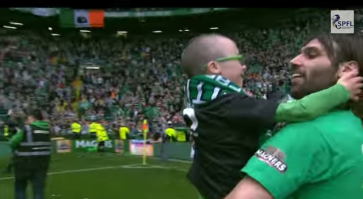 Футболист Самарас тоже красавец. Разделил радость победы своей команды с молодым фанатом с синдромом Дауна. Ему пустяк, а мальчишка на всю жизнь запомнит.