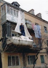 Когда вижу Ф.Конюхова, вспоминаю другого путешественника Евгения Гвоздева из Махачкалы. несколько раз совершал кругосветку. Вторую совершил на самодельной яхте, построенной на балконе у себя. Погиб, совершая третью кругосветку у берегов Италии. Ему было 74 года.
